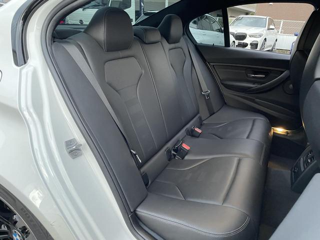 後席は足元もうまくスペースを作り、座りやすく広く感じて頂ける設計となっております。