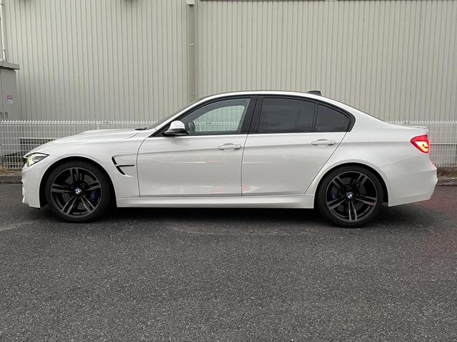 ホイールベースを長くし、直進安定性を確保するとともに、ショートオーバーハングで取り回しのしやすい設計となっております。