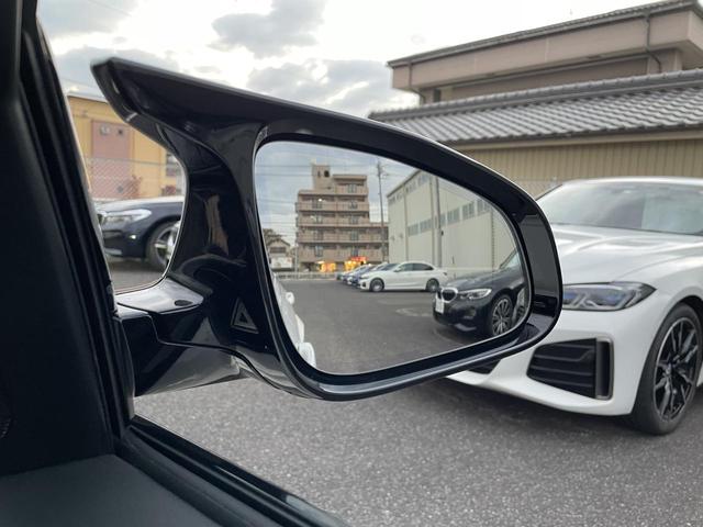 走行中にリアバンパーに組み込まれたセンサーが、ドライバーから死角になる左右後方の車両や、追い越し車線上を急接近してくる車両を認識し、点灯させドライバーに警告します。