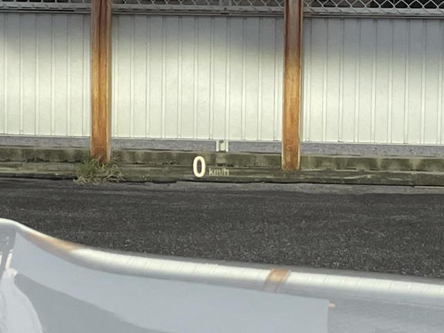 ヘッドアップディスプレイでフロントガラスに車速・ナビゲーションルート案内の矢印・チェックコントロールなど、ドライバーが常に前方運転に集中できるよう視界に表示されます