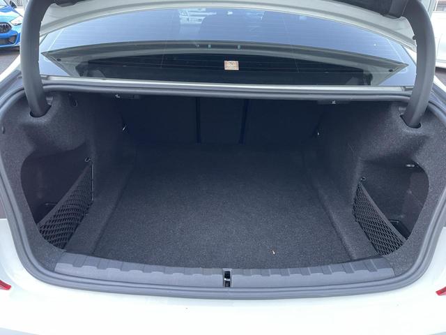 3シリーズ 318i Mスポーツ 認定中古車 2年保証付 禁煙車 ACC 純正18インチAW コンフォートアクセス パーキングアシスト 全周囲カメラ 純正ナビ パワーリアゲート LEDヘッドライト ビルトインETC パワーシート(14枚目)