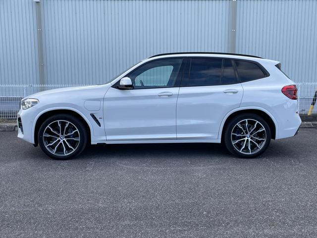 �z�C�[���x�[�X�𒷂����A���i���萫���m�ۂ���ƂƂ��ɁA�V���[�g�I�[�o�[�n���O�Ŏ��񂵂̂��₷���݌v�ƂȂ��Ă���܂��B