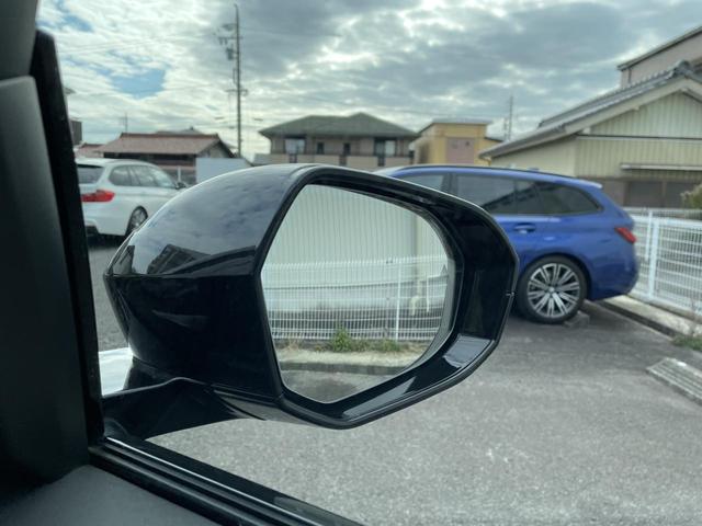 ���s���Ƀ��A�o���p�[�ɑg�ݍ��܂ꂽ�Z���T�[���A�h���C�o�[���玀�p�ɂȂ鍶�E����̎ԗ���A�ǂ��z���Ԑ�����}�ڋ߂��Ă���ԗ���F�����A�_�������h���C�o�[�Ɍx�����܂��B