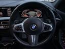 BMWのステアリングのリムは、一般的なものより少し太めにデザインされています。 これはタイヤやステアリングシャフトなどを介して伝わる路面からの入力を、しっかりと把握するためです。