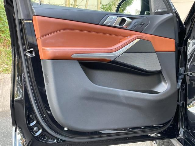 X7 xDrive 40d Mスポーツ 認定中古車 6人乗り スカイラウンジパノラマサンルーフ タルトゥーフォレザー ハーマンカードン シートベンチレーション サラウンドビューモニター 保温保冷カップホルダー OP22インチアルミホイール(53枚目)