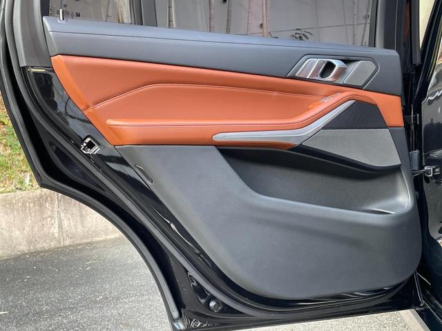 X7 xDrive 40d Mスポーツ 認定中古車 6人乗り スカイラウンジパノラマサンルーフ タルトゥーフォレザー ハーマンカードン シートベンチレーション サラウンドビューモニター 保温保冷カップホルダー OP22インチアルミホイール(54枚目)