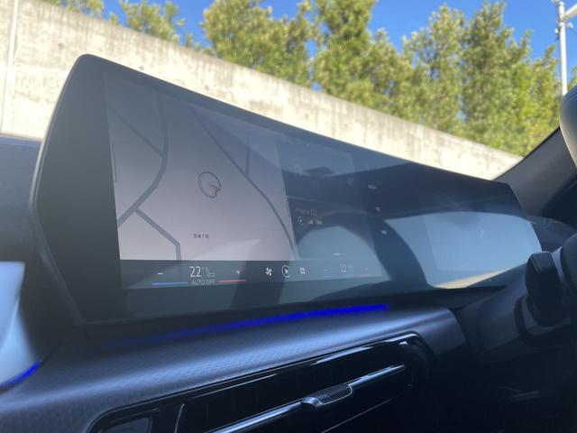 【カーブドディスプレイ】ドライバーに向かって湾曲した大型ディスプレイです。インフォメーションディスプレイとコントロールディスプレイが一体化しており、ドライバーの視覚的な操作性を向上させます