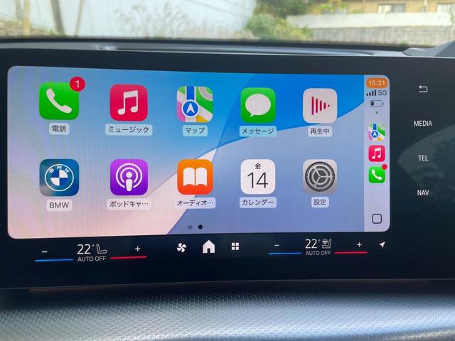 【アップルカープレイ】ｉＰｈｏｎｅがＢＭＷ車両とワイヤレスで接続されます。Ａｐｐｌｅ　ＣａｒＰｌａｙでは、オーディオストリーミングやメッセージングアプリがディスプレイに表示されます。