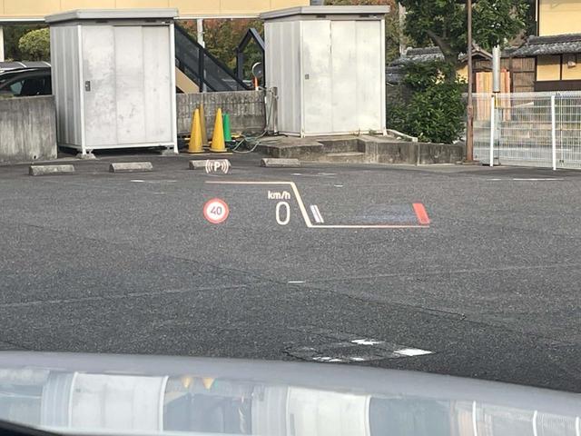 【ヘッドアップディスプレイ】ヘッドアップディスプレイでフロントガラスに車速・ナビゲーションルート案内の矢印・チェックコントロールなど、ドライバーが常に前方運転に集中できるよう視界に表示されます