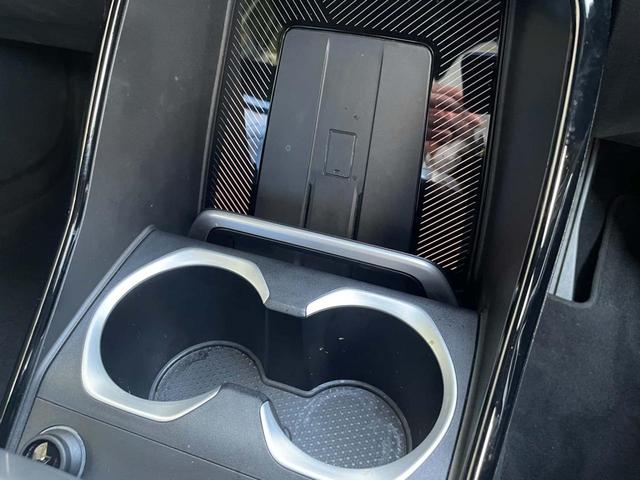 【ワイヤレスチャージ】携帯を置いておくだけで充電できます。アップルカープレイやＢｌｕｅｔｏｏｔｈ接続時でも充電は気にせず使用可能！