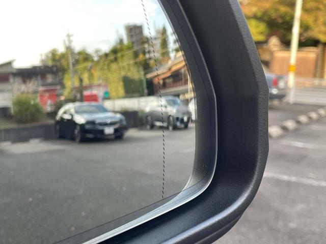 【レーンチェンジウォーニング】走行中にリアバンパーに組み込まれたセンサーが、ドライバーから死角になる左右後方の車両や、追い越し車線上を急接近してくる車両を認識し、点灯させドライバーに警告します。