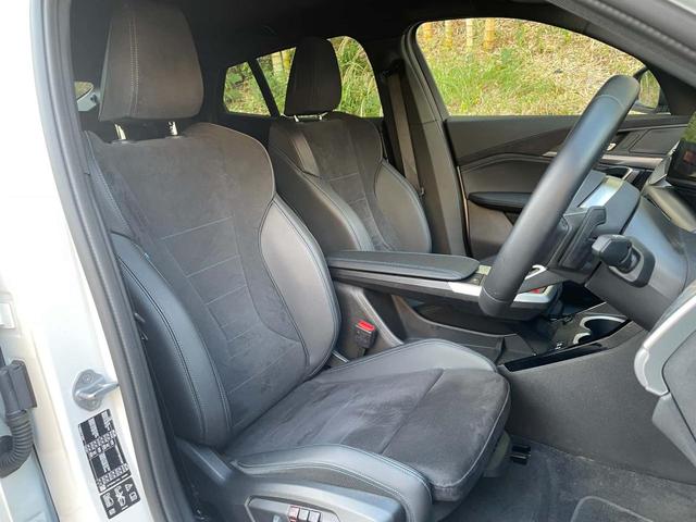 ドライバーに向かってレイアウトされた機能的なセンターコンソールやコントロール類がもたらす高い操作性。常に、運転に集中できるレイアウトがＢＭＷの特徴です。