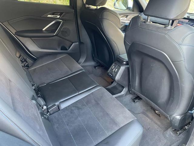 後席は足元もうまくスペースを作り、座りやすく広く感じて頂ける設計となっております。