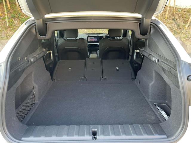 後席をアレンジすることによって、大きな物を買った場合や家族で旅行に出かける際の荷物も楽に積み込めます。