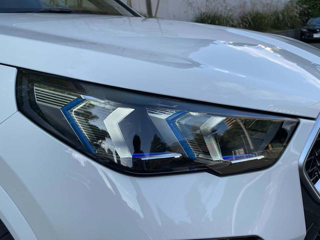 先進のテクノロジーを採用し、自然な明るさで夜道を明確に照らし出します。夜間はもちろん悪天候の日中でも優れた視認性を発揮し、安全性を高めます。