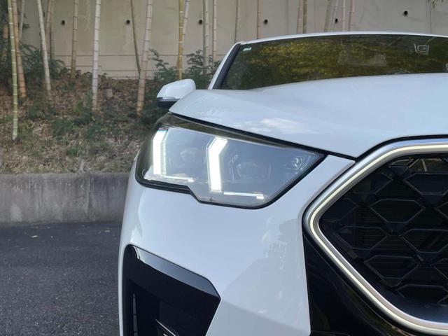 先進のテクノロジーを採用し、自然な明るさで夜道を明確に照らし出します。夜間はもちろん悪天候の日中でも優れた視認性を発揮し、安全性を高めます。