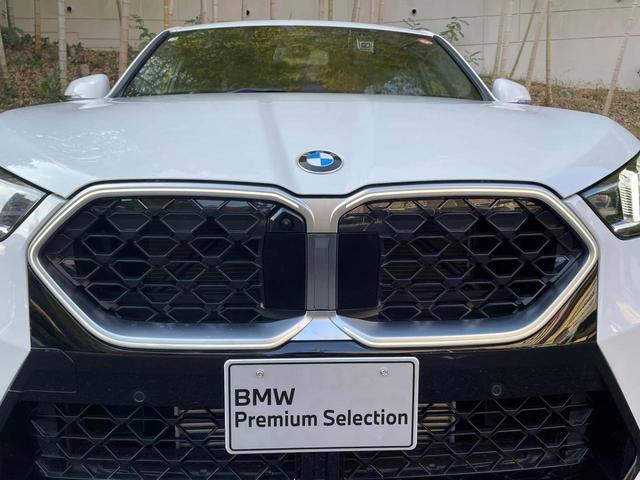 【アイコニックグロー】停車時に加え走行時にもダイナミックなキドニー・グリルの輪郭を強調し、暗闇でも圧倒的な存在感を感じられます。