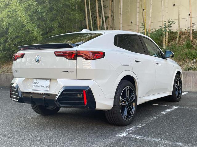 【ホフマイスターキンク】後席のウィンドウモール後方が斜め上に跳ね上がり、折り返して天井へと進んでいくデザインです。１９６１年から採用し続け受け継がれるデザインアイコンの一つです。