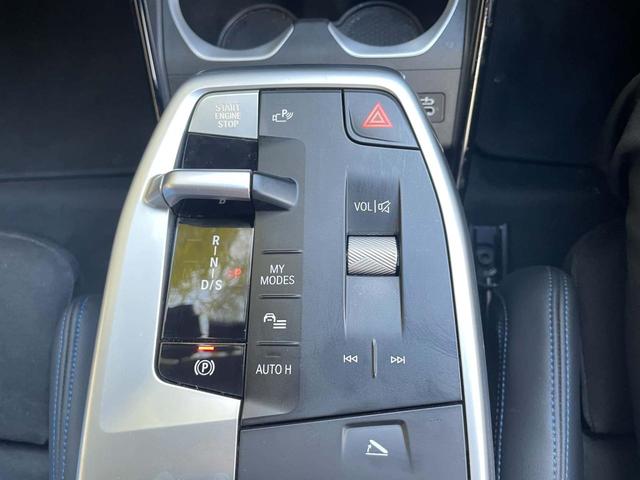 【シフトスイッチ】これまであったシフトノブを廃し、プッシュ式とスイッチ式のギアセレクターへと変更されたことにより、よ余計なものをなくし、よりドライブへ集中できるよう設計されております。