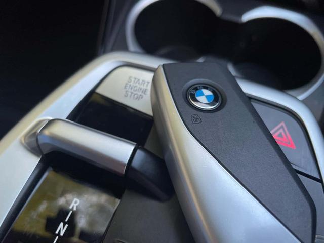 【コンフォートアクセス】スマートキーなので、キーをポケットやかばんに入れているだけでドアロックの開閉、エンジン始動が行えます。