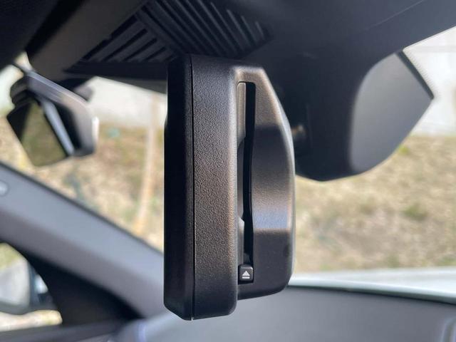 【ＥＴＣ】自動防眩機能を備えたルームミラー。ＥＴＣ車載器を搭載しておりスタイリッシュかつ機能性を兼ね備えております。