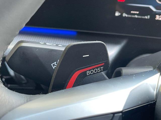 【ＢＯＯＳＴ】作動させると１０秒間、自動でＳＰＯＲＴ　ＰＬＵＳに切り替わり、ステアリングとダンパー特性がスポーティになります。さらにアクティブ・サウンド・デザインによって非常にダイナミックな走行を楽し