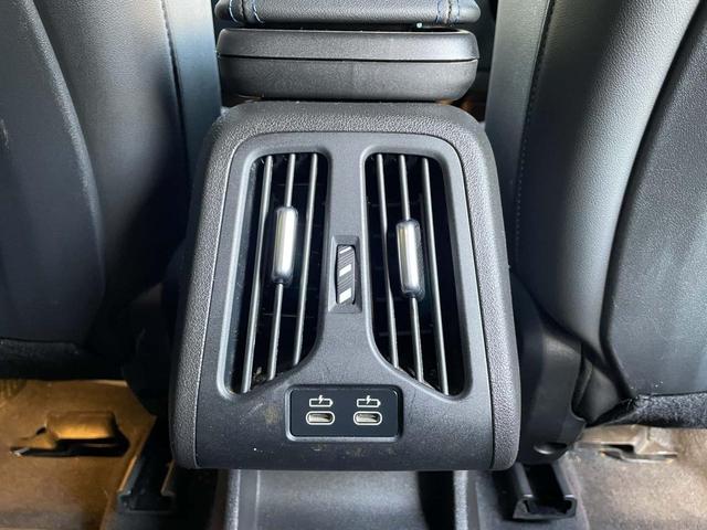 【リアエアコン口】後席用のエアコン吹き出し口がございますので、暑い夏でも素早く冷房が効きますので、重要な装備になります。