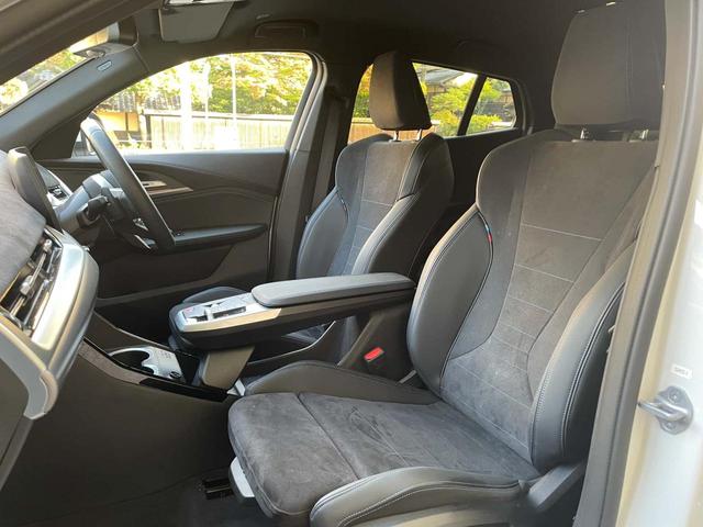 スポーツシートになっておりますので、ドライバーの身体をホールドし、安定したドライビング姿勢をサポート致します。日常的な運転でも、長時間にわたる運転でも快適な姿勢を保つための設計になっております。