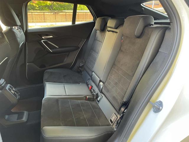 後部座席も気になるようなキズ・汚れやへたり等、大きなダメージはなく、良好な状態です。