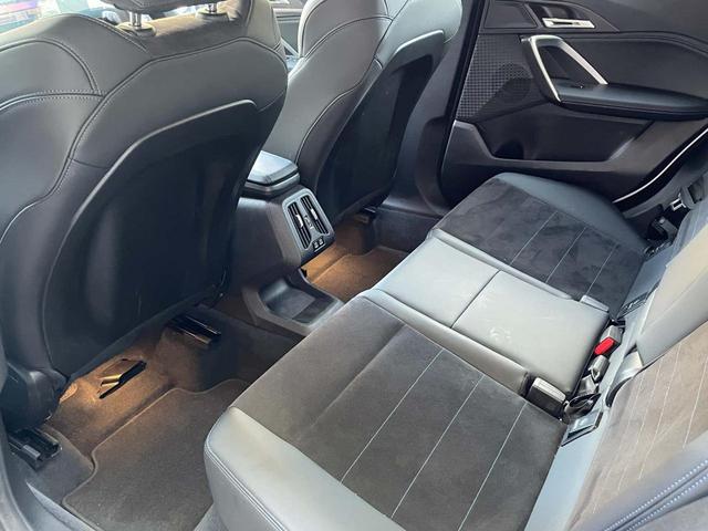 後席は足元もうまくスペースを作り、座りやすく広く感じて頂ける設計となっております。