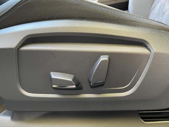 【助手席パワーシート】助手席の方もシートポジションは電動で設定頂けます。お子様でも座ったまま簡単に調整可能です。