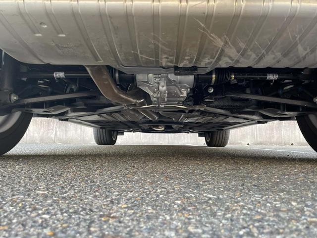 気になる中古車の下廻り。もちろん、納車時には整備スタッフによる点検を実施致しますので安心してご購入いただけます。