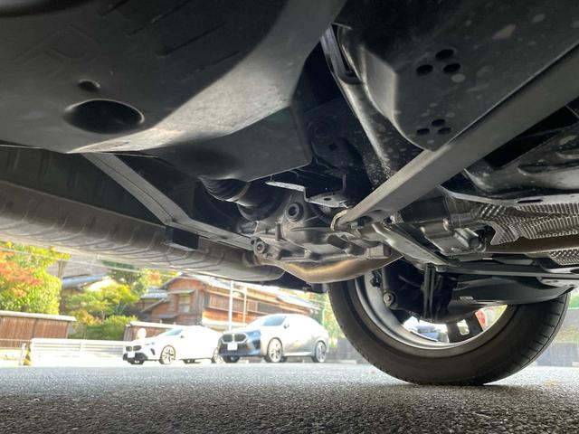 気になる中古車の下廻り。もちろん、納車時には整備スタッフによる点検を実施致しますので安心してご購入いただけます。