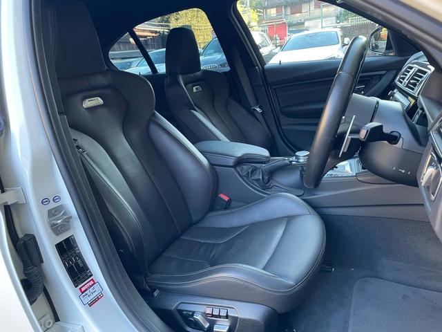 �X�|�[�c�V�[�g�ɂȂ��Ă���܂��̂ŁA�h���C�o�[�̐g�̂��z�[���h���A���肵���h���C�r���O�p�����T�|�[�g�v���܂��B����I�ȉ^�]�ł��A�����Ԃɂ킽��^�]�ł����K�Ȏp����ۂ��߂̐݌v�ɂȂ��Ă���܂��B