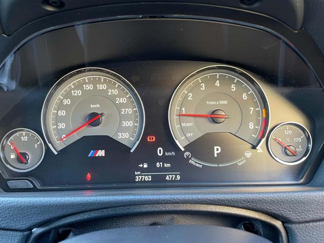 �a�l�v�̃X�e�A�����O�̃����́A��ʓI�Ȃ��̂�菭�����߂Ƀf�U�C������Ă��܂��B�@����̓^�C����X�e�A�����O�V���t�g�Ȃǂ���ē`���H�ʂ���̓��͂��A��������Ɣc�����邽�߂ł��B