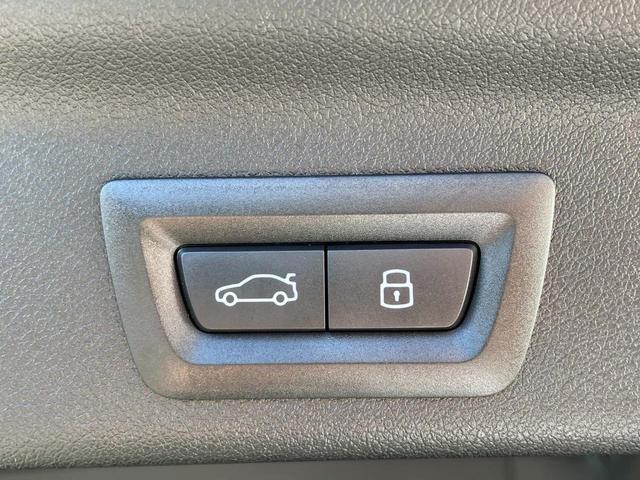 �h���C�o�[�Ɍ������ă��C�A�E�g���ꂽ�@�\�I�ȃZ���^�[�R���\�[����R���g���[���ނ������炷�������쐫�B��ɁA�^�]�ɏW���ł��郌�C�A�E�g���a�l�v�̓����ł��B