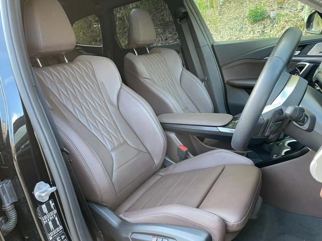 �X�|�[�c�V�[�g�ɂȂ��Ă���܂��̂ŁA�h���C�o�[�̐g�̂��z�[���h���A���肵���h���C�r���O�p�����T�|�[�g�v���܂��B����I�ȉ^�]�ł��A�����Ԃɂ킽��^�]�ł����K�Ȏp����ۂ��߂̐݌v�ɂȂ��Ă���܂��B