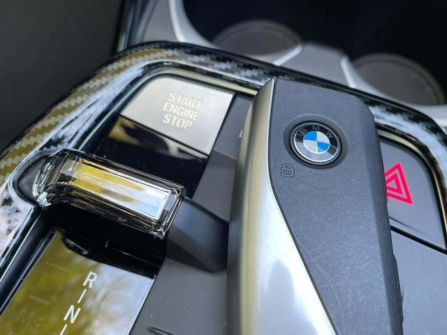 �y���[���`�F���W�E�H�[�j���O�z���s���Ƀ��A�o���p�[�ɑg�ݍ��܂ꂽ�Z���T�[���A�h���C�o�[���玀�p�ɂȂ鍶�E����̎ԗ���A�ǂ��z���Ԑ�����}�ڋ߂��Ă���ԗ���F�����A�_�������h���C�o�[�Ɍx�����܂��B