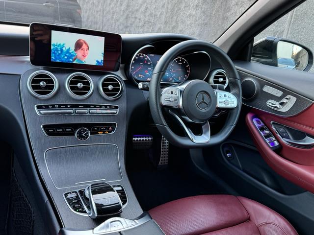 Cクラス C180カブリオレスポーツ レザーエクスクルーシブパッケージ/ワンオーナー/後期型/赤革シート/赤幌/電動オープン/レーダーセーフティ/ACC/アンビエントライト/シートヒーター/HUD/LEDヘッド/純正19インチAW(42枚目)