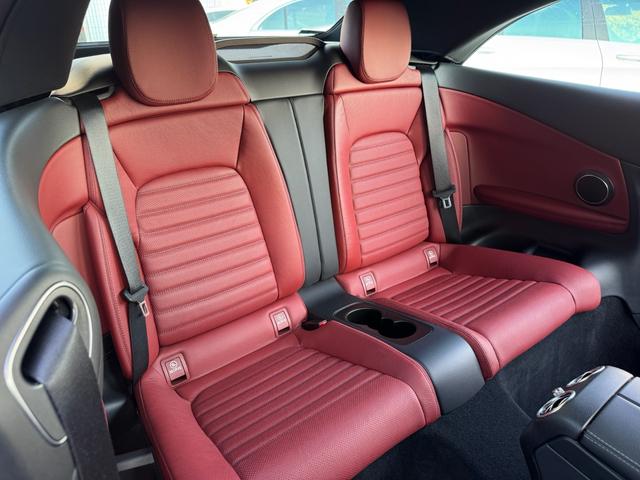 Cクラス C180カブリオレスポーツ レザーエクスクルーシブパッケージ/ワンオーナー/後期型/赤革シート/赤幌/電動オープン/レーダーセーフティ/ACC/アンビエントライト/シートヒーター/HUD/LEDヘッド/純正19インチAW(45枚目)