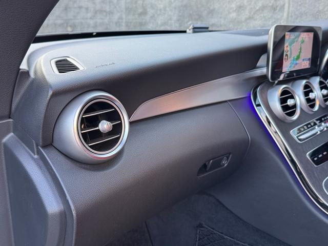 Cクラス C180カブリオレスポーツ レザーエクスクルーシブパッケージ/ワンオーナー/後期型/赤革シート/赤幌/電動オープン/レーダーセーフティ/ACC/アンビエントライト/シートヒーター/HUD/LEDヘッド/純正19インチAW(46枚目)