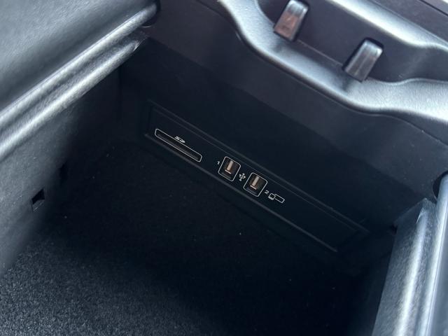 Cクラス C180カブリオレスポーツ レザーエクスクルーシブパッケージ/ワンオーナー/後期型/赤革シート/赤幌/電動オープン/レーダーセーフティ/ACC/アンビエントライト/シートヒーター/HUD/LEDヘッド/純正19インチAW(65枚目)