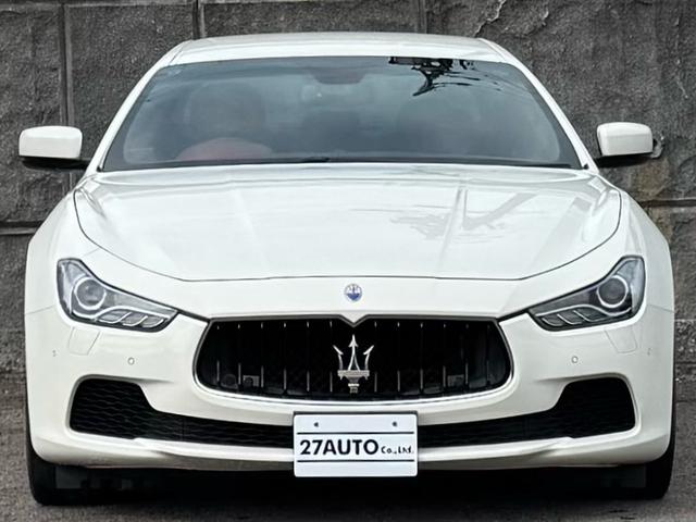 ギブリ Ｓ　ディーラー整備記録／赤革シート／レッドブレーキキャリパー／パドルシフト／スカイフックサスペンション／スポーツペダル／全席シートヒーター／メモリ付パワーシート／純正２０インチＡＷ／ＬＥＤ／スマートキー（3枚目）