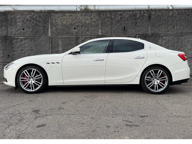 ギブリ Ｓ　ディーラー整備記録／赤革シート／レッドブレーキキャリパー／パドルシフト／スカイフックサスペンション／スポーツペダル／全席シートヒーター／メモリ付パワーシート／純正２０インチＡＷ／ＬＥＤ／スマートキー（7枚目）