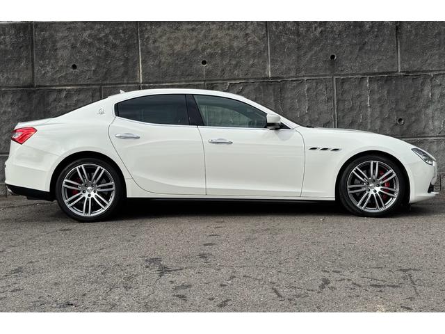 ギブリ Ｓ　ディーラー整備記録／赤革シート／レッドブレーキキャリパー／パドルシフト／スカイフックサスペンション／スポーツペダル／全席シートヒーター／メモリ付パワーシート／純正２０インチＡＷ／ＬＥＤ／スマートキー（8枚目）