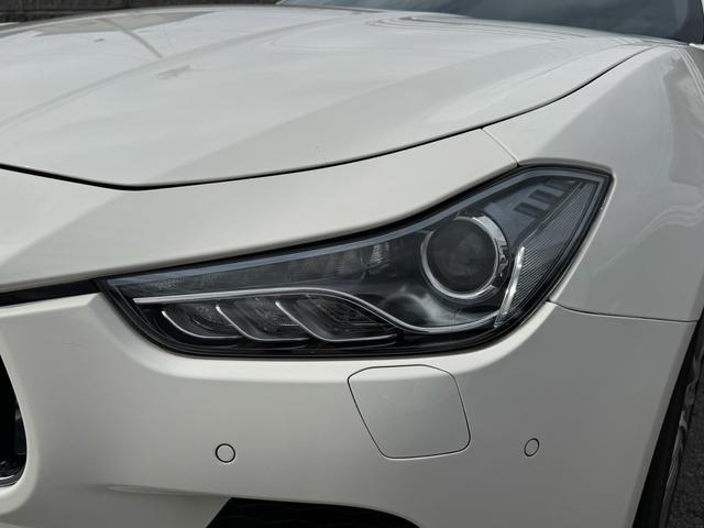 ギブリ Ｓ　ディーラー整備記録／赤革シート／レッドブレーキキャリパー／パドルシフト／スカイフックサスペンション／スポーツペダル／全席シートヒーター／メモリ付パワーシート／純正２０インチＡＷ／ＬＥＤ／スマートキー（9枚目）