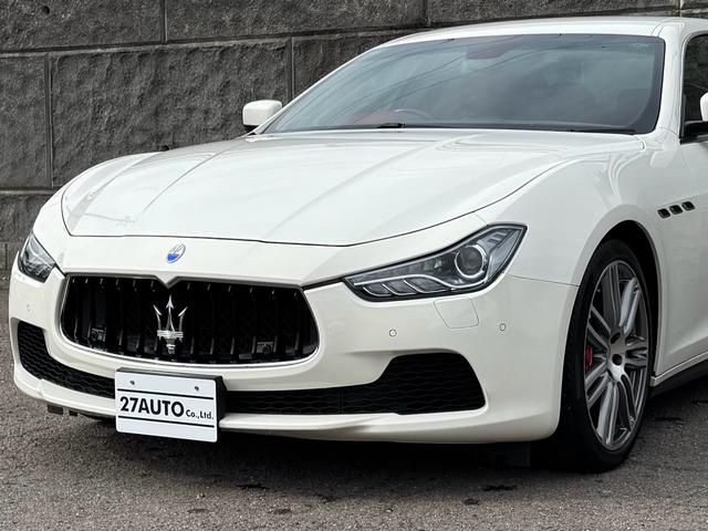 ギブリ Ｓ　ディーラー整備記録／赤革シート／レッドブレーキキャリパー／パドルシフト／スカイフックサスペンション／スポーツペダル／全席シートヒーター／メモリ付パワーシート／純正２０インチＡＷ／ＬＥＤ／スマートキー（13枚目）