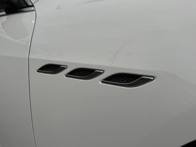 ギブリ Ｓ　ディーラー整備記録／赤革シート／レッドブレーキキャリパー／パドルシフト／スカイフックサスペンション／スポーツペダル／全席シートヒーター／メモリ付パワーシート／純正２０インチＡＷ／ＬＥＤ／スマートキー（15枚目）