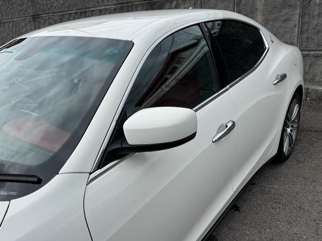 ギブリ Ｓ　ディーラー整備記録／赤革シート／レッドブレーキキャリパー／パドルシフト／スカイフックサスペンション／スポーツペダル／全席シートヒーター／メモリ付パワーシート／純正２０インチＡＷ／ＬＥＤ／スマートキー（18枚目）