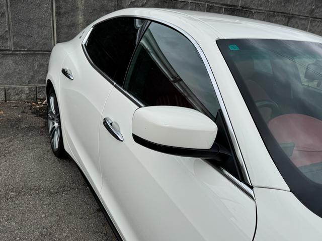 ギブリ Ｓ　ディーラー整備記録／赤革シート／レッドブレーキキャリパー／パドルシフト／スカイフックサスペンション／スポーツペダル／全席シートヒーター／メモリ付パワーシート／純正２０インチＡＷ／ＬＥＤ／スマートキー（19枚目）